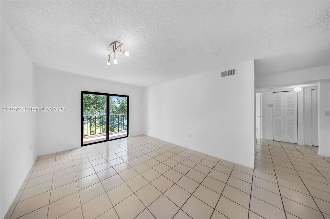 待售: $255,000 (2 贝兹, 2 浴室, 890 平方英尺)