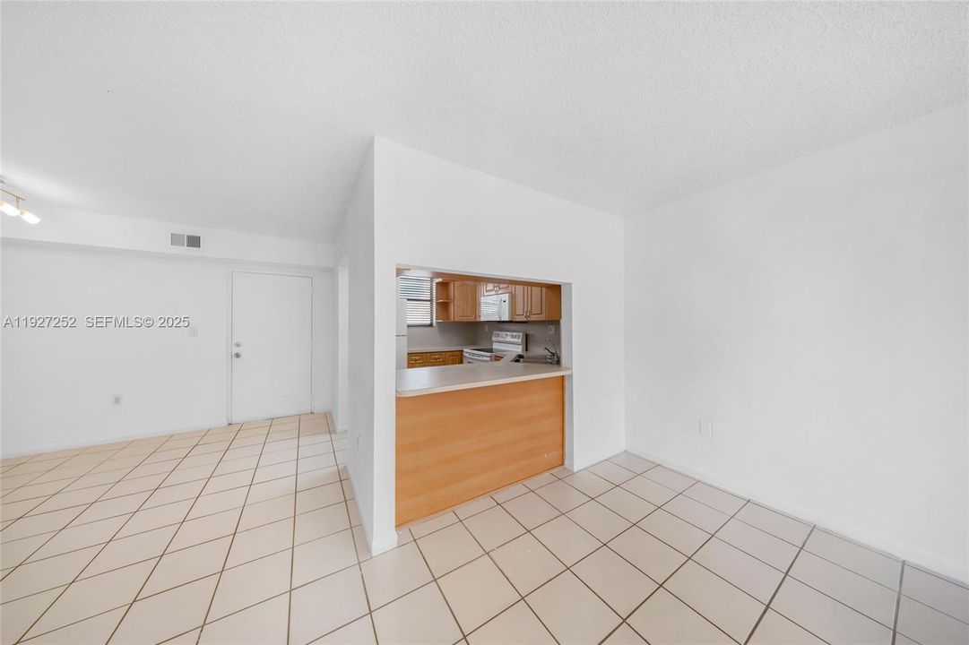 待售: $255,000 (2 贝兹, 2 浴室, 890 平方英尺)