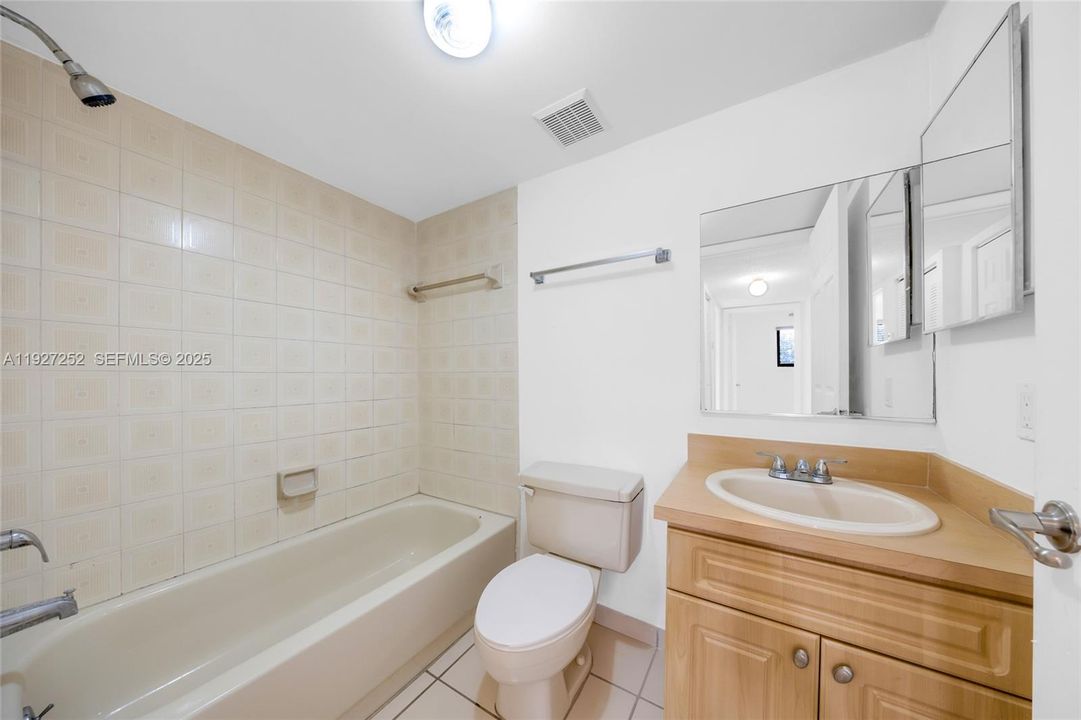 待售: $255,000 (2 贝兹, 2 浴室, 890 平方英尺)