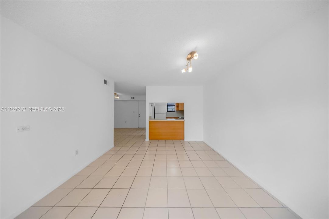 待售: $255,000 (2 贝兹, 2 浴室, 890 平方英尺)