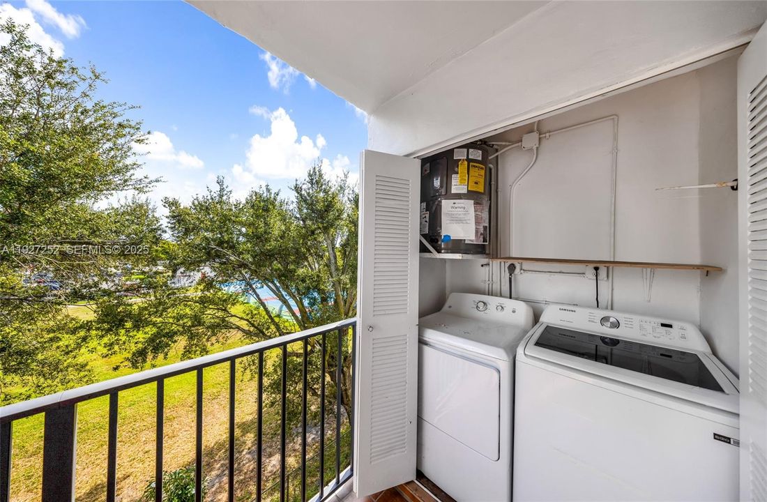 待售: $255,000 (2 贝兹, 2 浴室, 890 平方英尺)