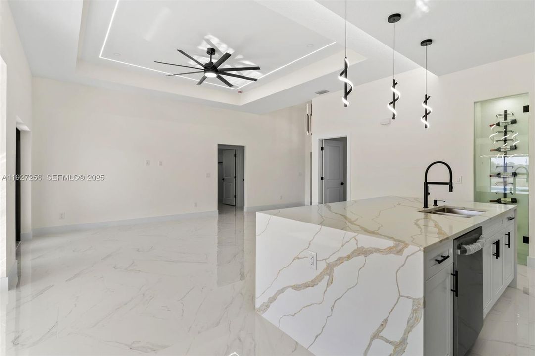 En Venta: $385,000 (4 camas, 2 baños, 1668 Pies cuadrados)