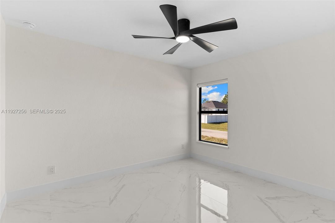 En Venta: $385,000 (4 camas, 2 baños, 1668 Pies cuadrados)