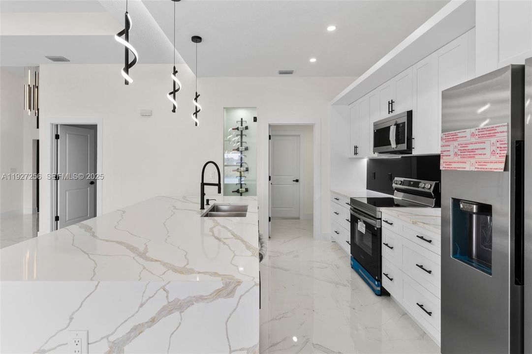 En Venta: $385,000 (4 camas, 2 baños, 1668 Pies cuadrados)