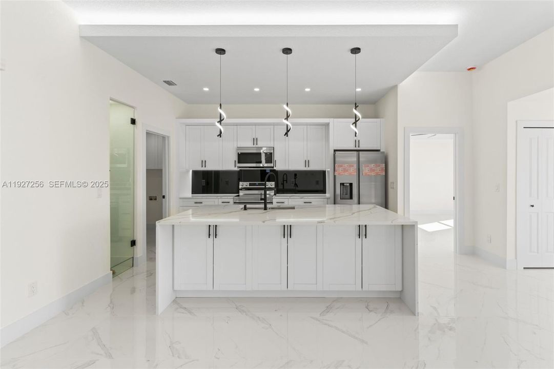 En Venta: $385,000 (4 camas, 2 baños, 1668 Pies cuadrados)