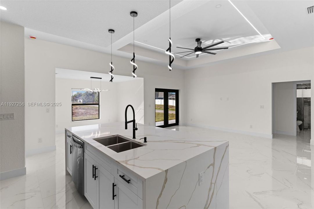 En Venta: $385,000 (4 camas, 2 baños, 1668 Pies cuadrados)