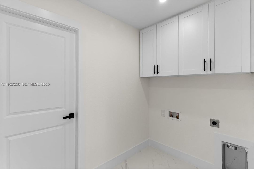 En Venta: $385,000 (4 camas, 2 baños, 1668 Pies cuadrados)