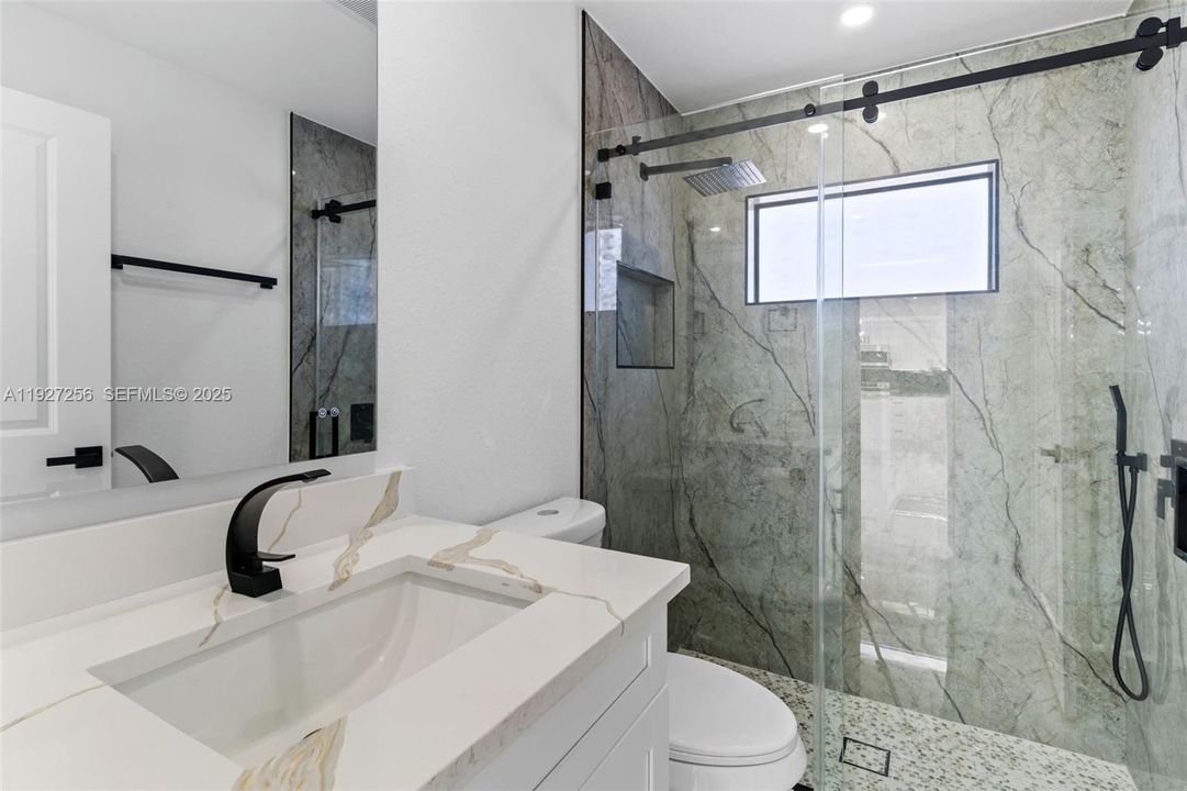 En Venta: $385,000 (4 camas, 2 baños, 1668 Pies cuadrados)