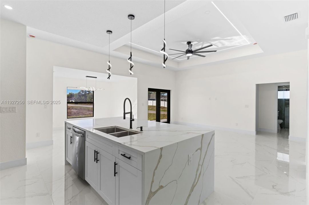 En Venta: $385,000 (4 camas, 2 baños, 1668 Pies cuadrados)