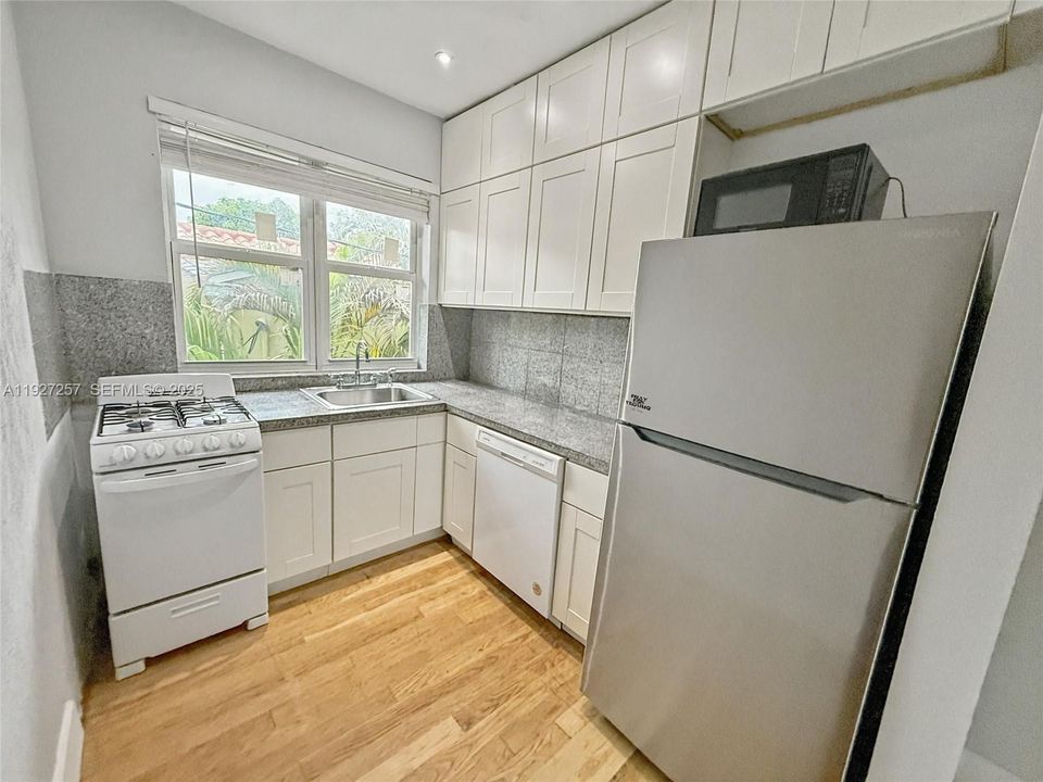 В аренду: $1,900 (0 спален, 1 ванн, 485 Квадратных фут)