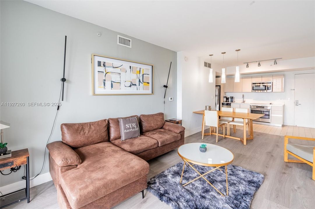 待售: $439,000 (2 贝兹, 2 浴室, 1020 平方英尺)