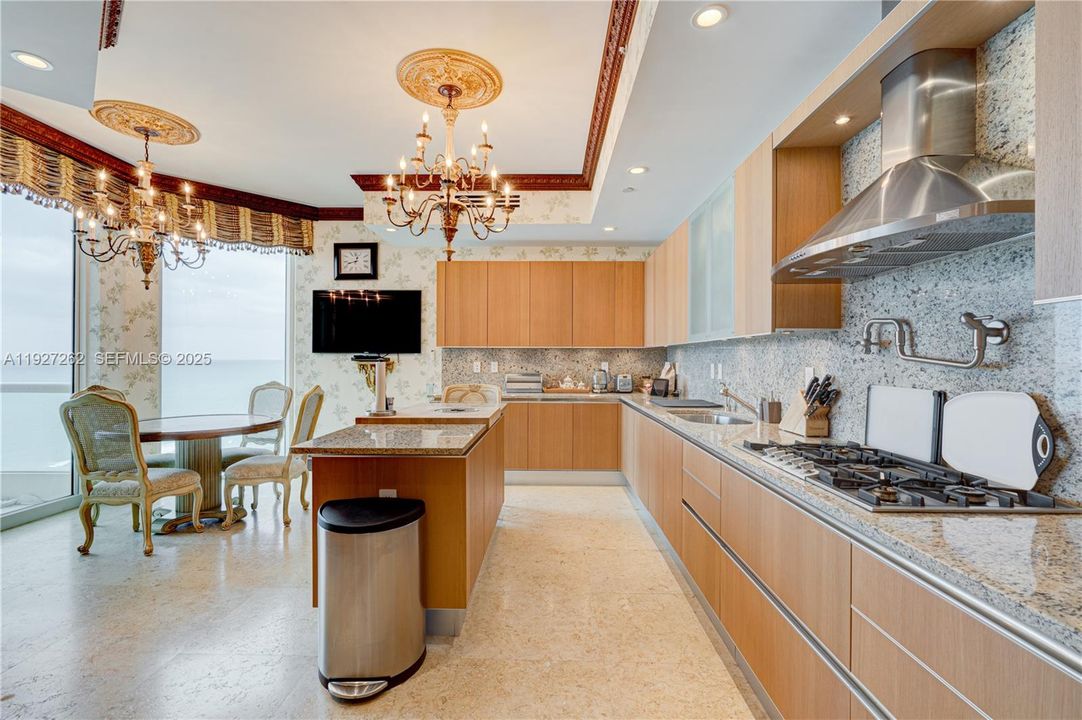 На продажу: $4,200,000 (4 спален, 6 ванн, 3735 Квадратных фут)