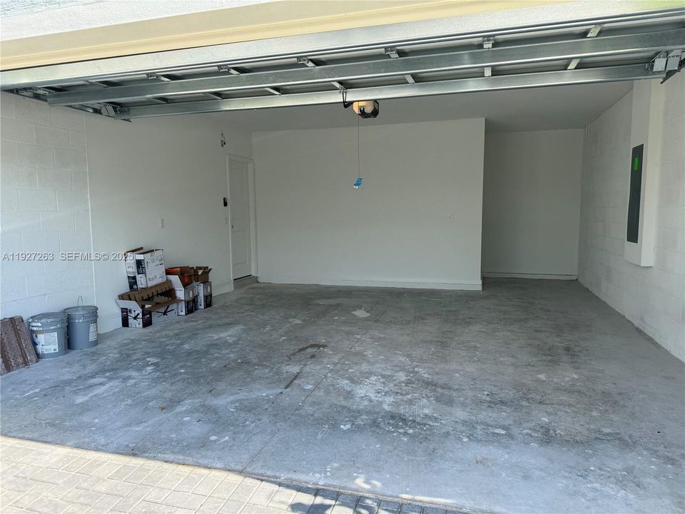 出租: $3,100 (6 贝兹, 3 浴室, 2550 平方英尺)