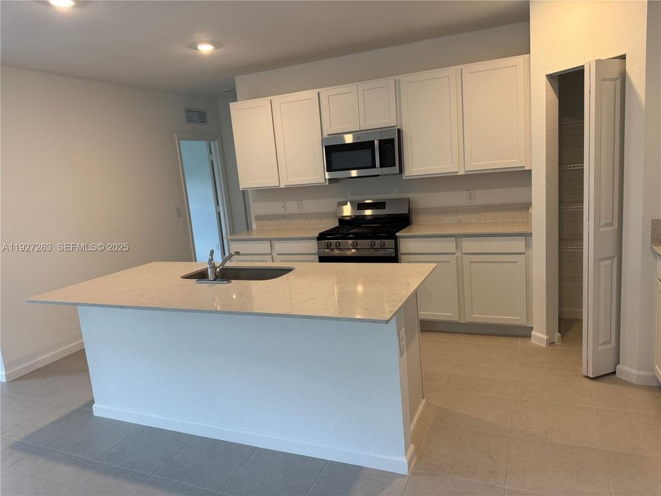 出租: $3,100 (6 贝兹, 3 浴室, 2550 平方英尺)