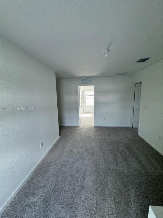 出租: $3,100 (6 贝兹, 3 浴室, 2550 平方英尺)