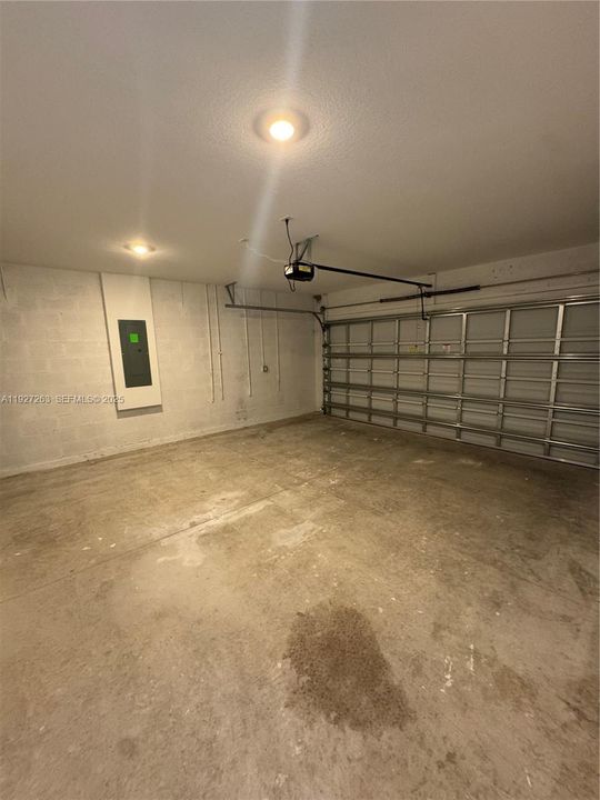 出租: $3,100 (6 贝兹, 3 浴室, 2550 平方英尺)