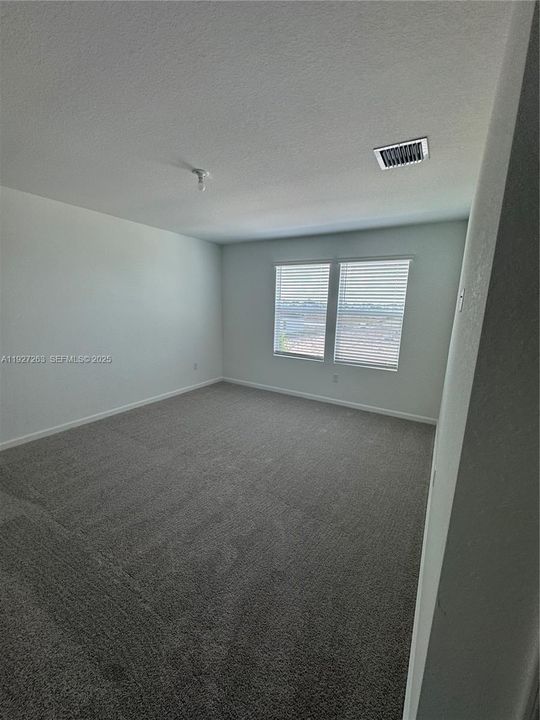 出租: $3,100 (6 贝兹, 3 浴室, 2550 平方英尺)