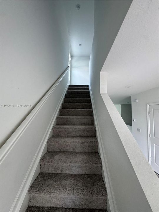 出租: $3,100 (6 贝兹, 3 浴室, 2550 平方英尺)