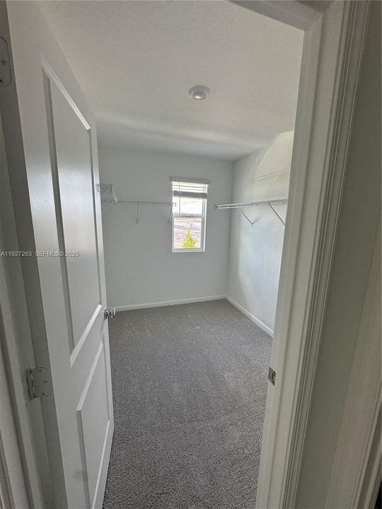 出租: $3,100 (6 贝兹, 3 浴室, 2550 平方英尺)