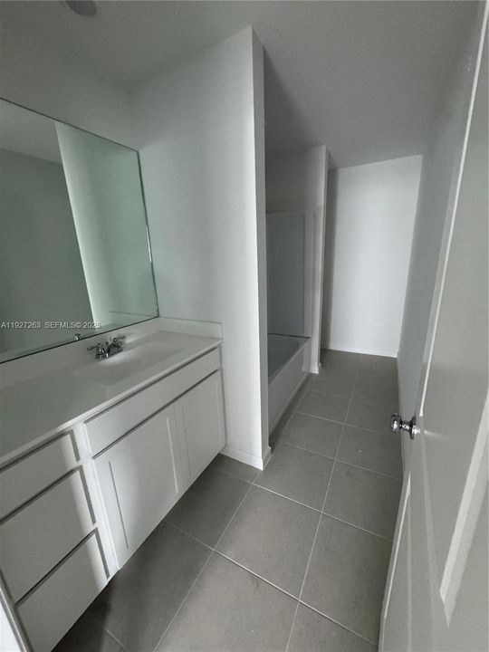 出租: $3,100 (6 贝兹, 3 浴室, 2550 平方英尺)