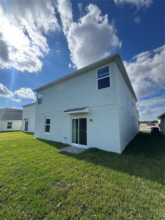 出租: $3,100 (6 贝兹, 3 浴室, 2550 平方英尺)