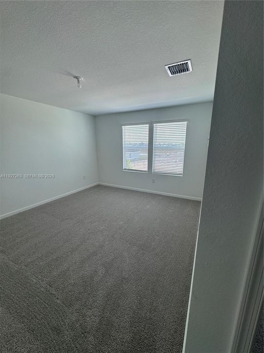 出租: $3,100 (6 贝兹, 3 浴室, 2550 平方英尺)