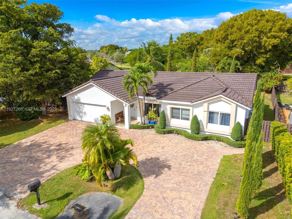 На продажу: $835,000 (4 спален, 2 ванн, 1776 Квадратных фут)