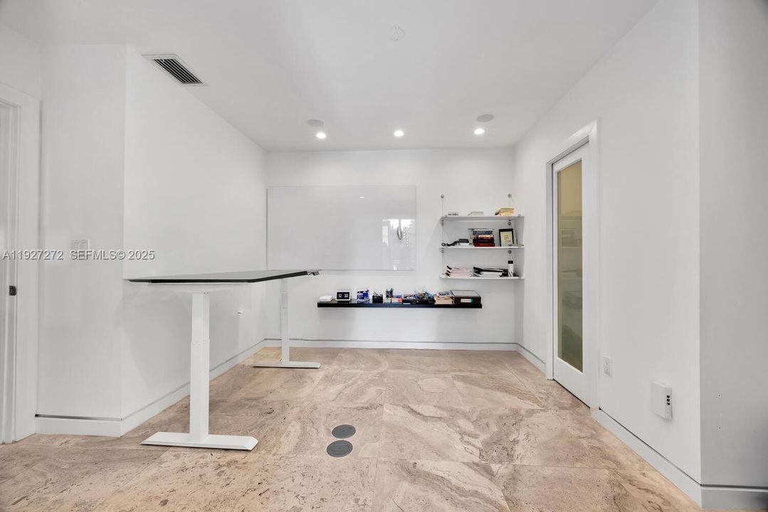 В аренду: $5,900 (0 спален, 0 ванн, 0 Квадратных фут)