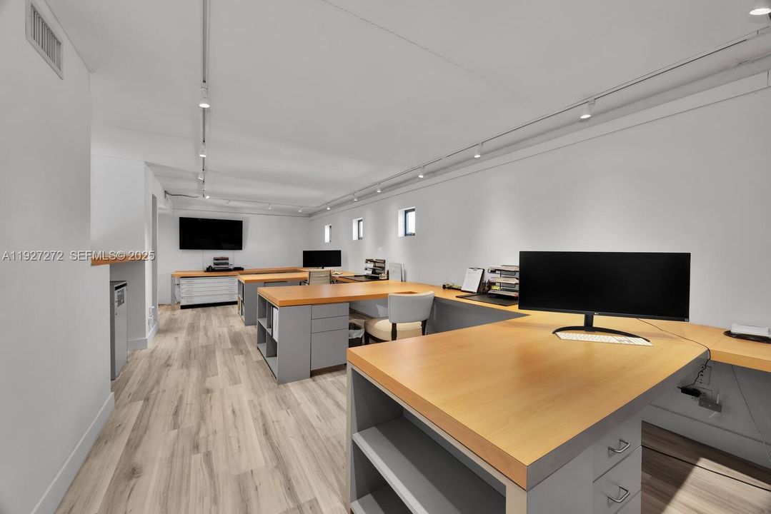 В аренду: $5,900 (0 спален, 0 ванн, 0 Квадратных фут)