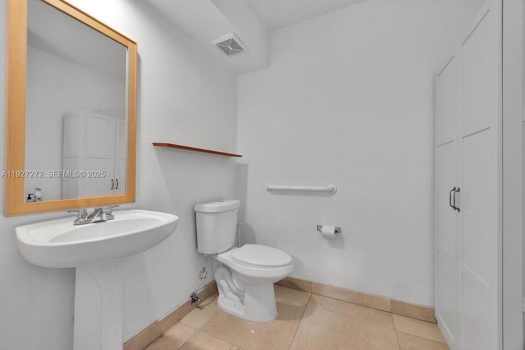 В аренду: $5,900 (0 спален, 0 ванн, 0 Квадратных фут)