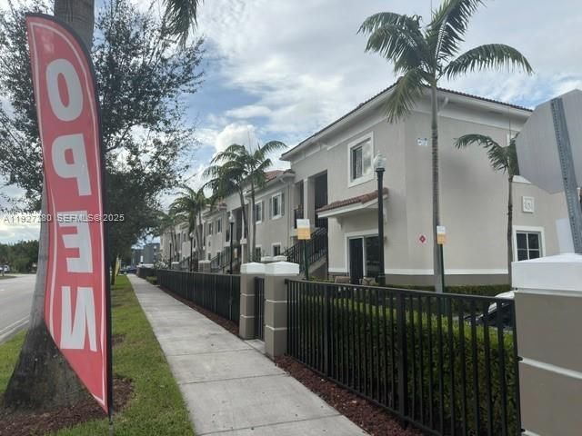 В аренду: $2,260 (2 спален, 2 ванн, 1001 Квадратных фут)