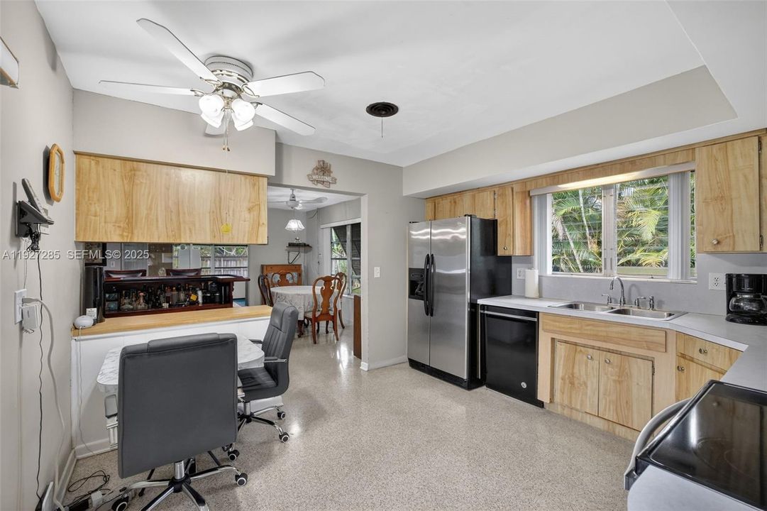 待售: $649,000 (4 贝兹, 2 浴室, 2520 平方英尺)