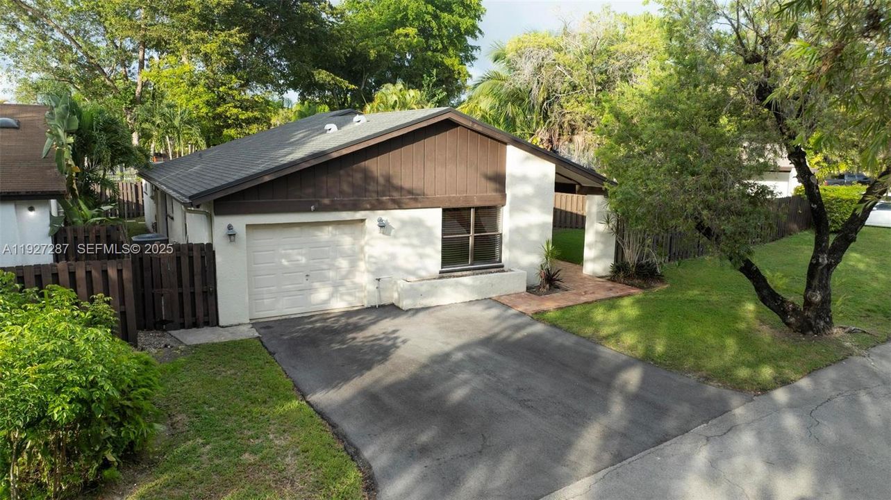 En Renta: $3,750 (3 camas, 2 baños, 1919 Pies cuadrados)