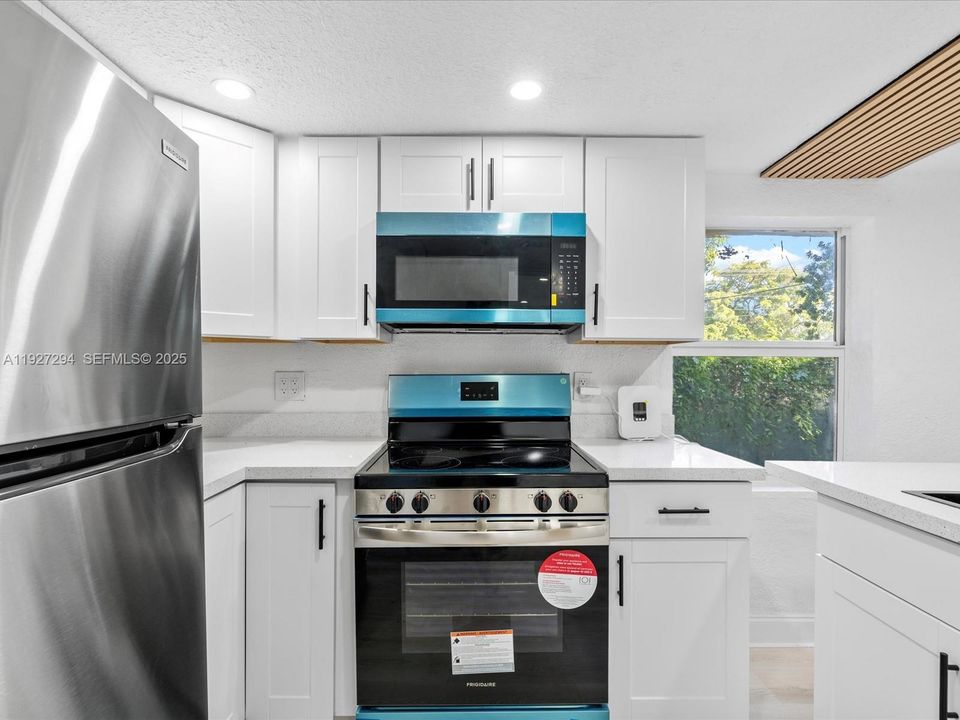 На продажу: $439,000 (3 спален, 2 ванн, 790 Квадратных фут)