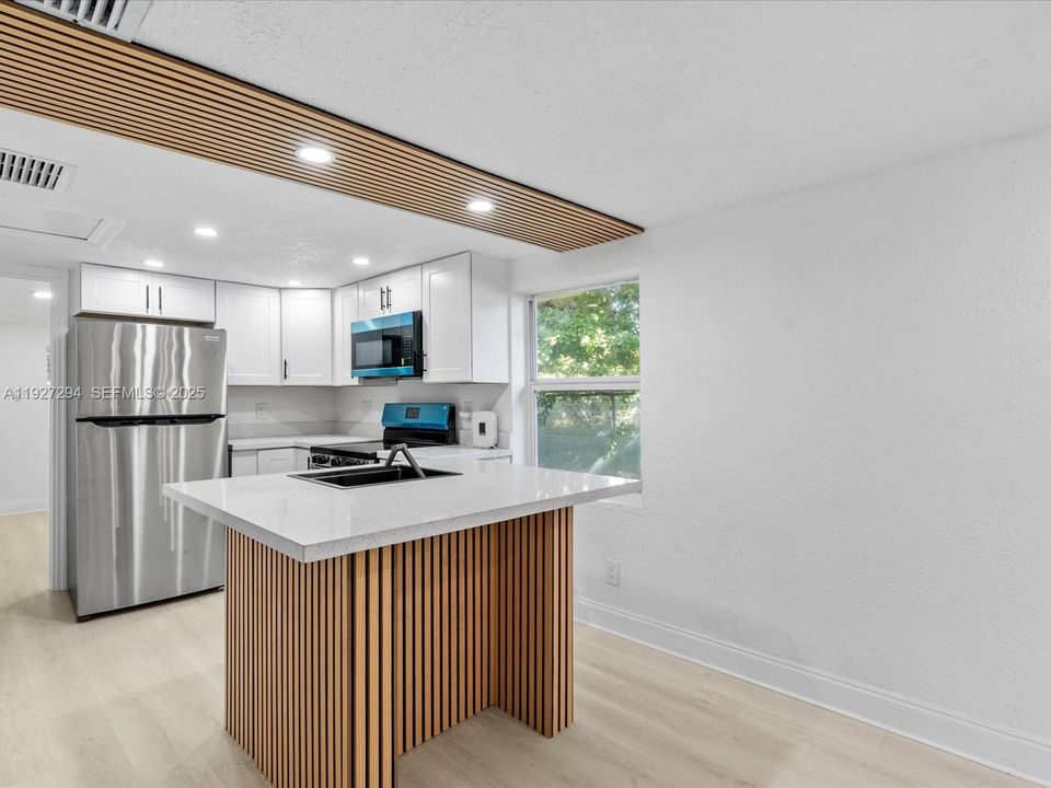 На продажу: $439,000 (3 спален, 2 ванн, 790 Квадратных фут)