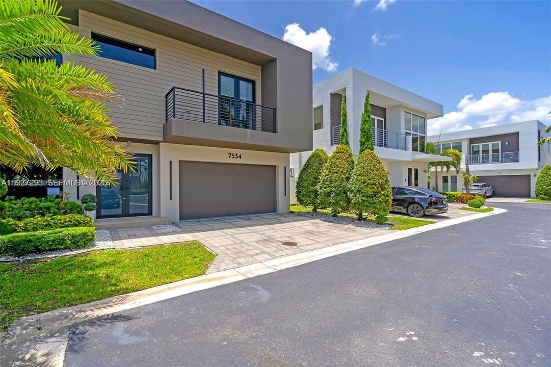 В аренду: $10,500 (5 спален, 5 ванн, 3113 Квадратных фут)