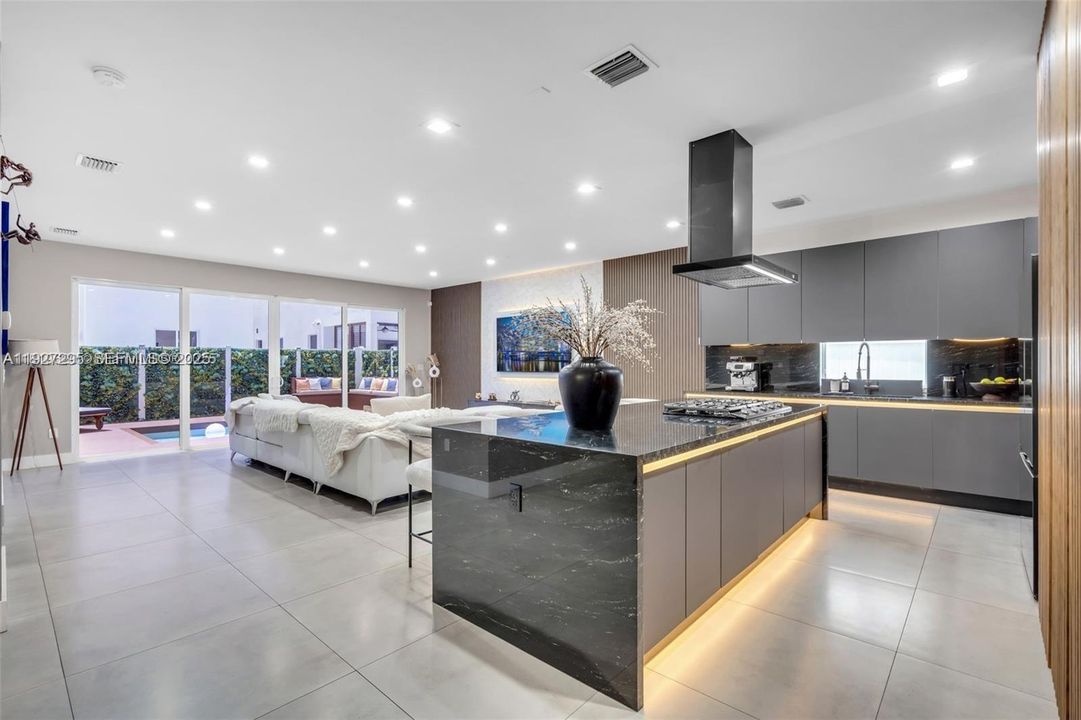 В аренду: $10,500 (5 спален, 5 ванн, 3113 Квадратных фут)