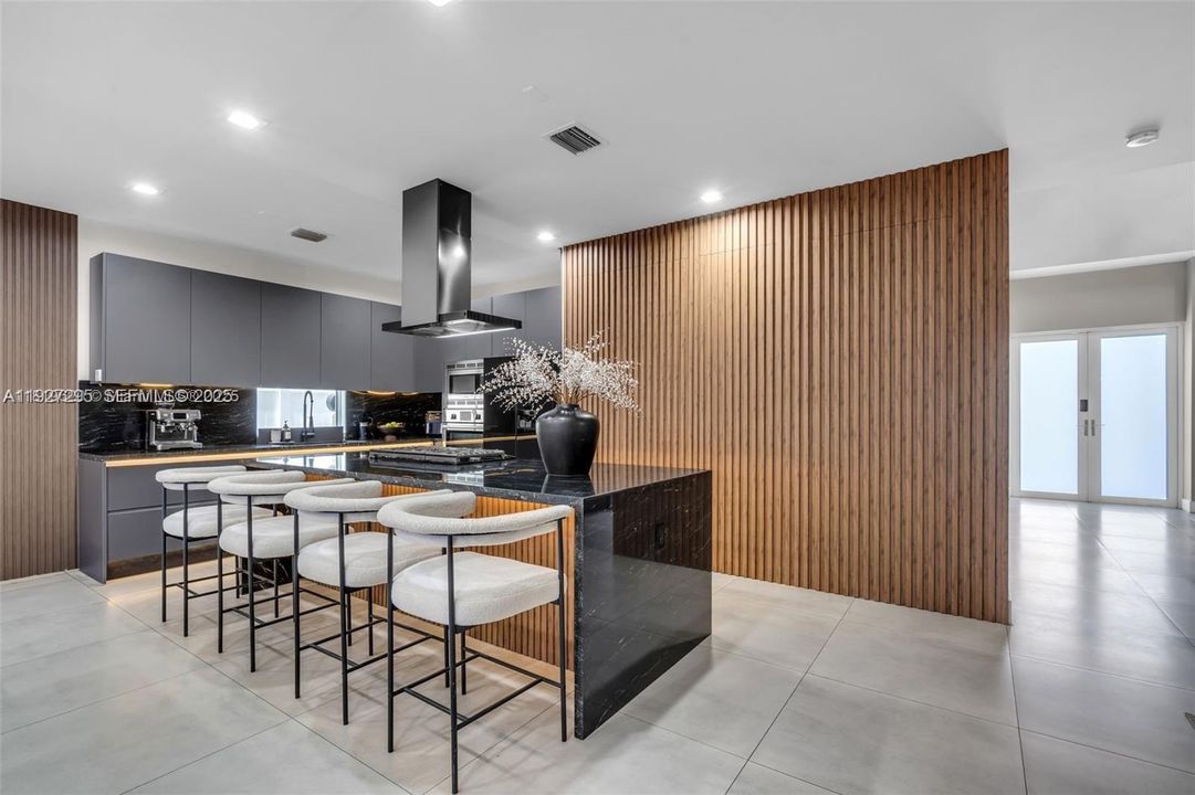 В аренду: $10,500 (5 спален, 5 ванн, 3113 Квадратных фут)