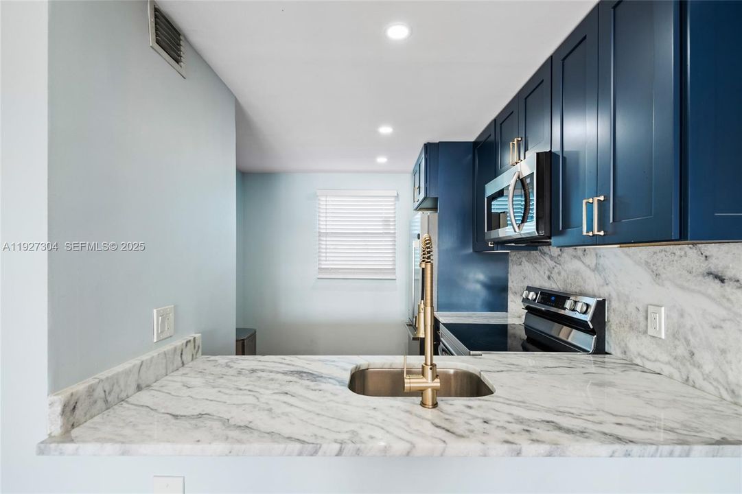 For Sale: $164,900 (1 beds, 1 baths, 750 Square Feet)