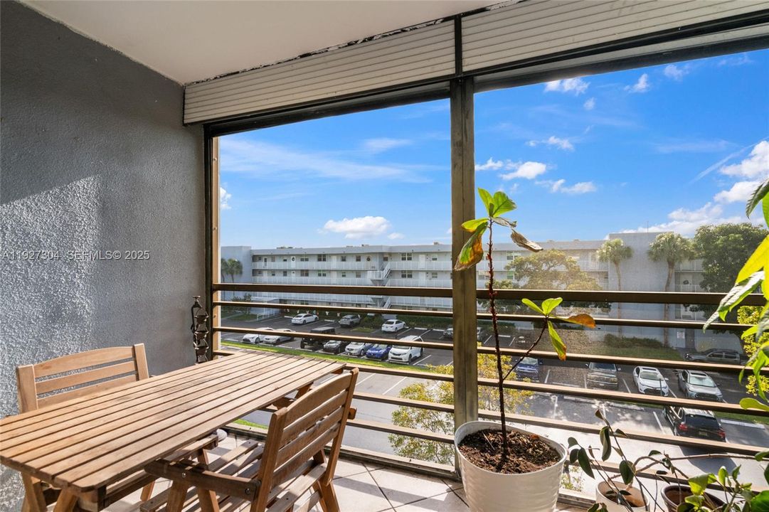 For Sale: $164,900 (1 beds, 1 baths, 750 Square Feet)