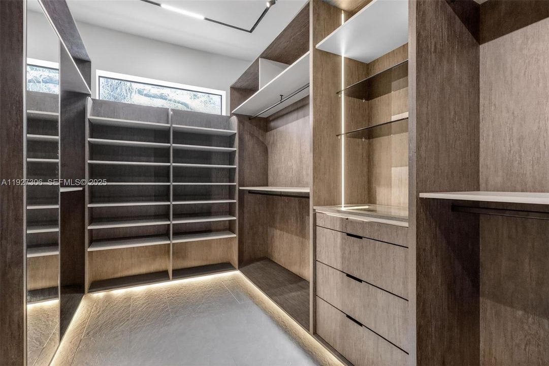 For Sale: $4,600,000 (4 beds, 6 baths, 992 Square Feet)