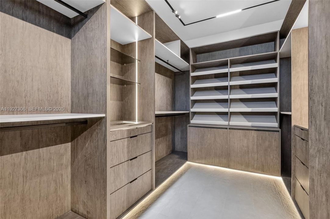 For Sale: $4,600,000 (4 beds, 6 baths, 992 Square Feet)