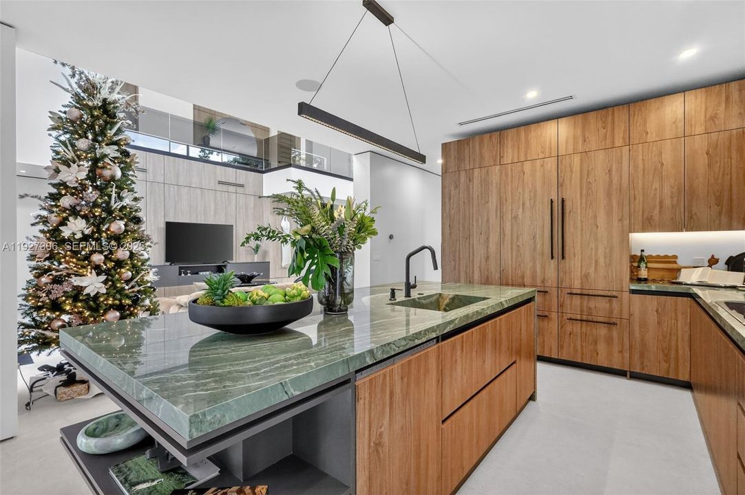 For Sale: $4,600,000 (4 beds, 6 baths, 992 Square Feet)