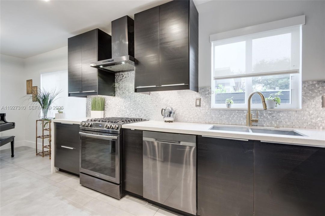 For Sale: $879,000 (3 beds, 2 baths, 1461 Square Feet)