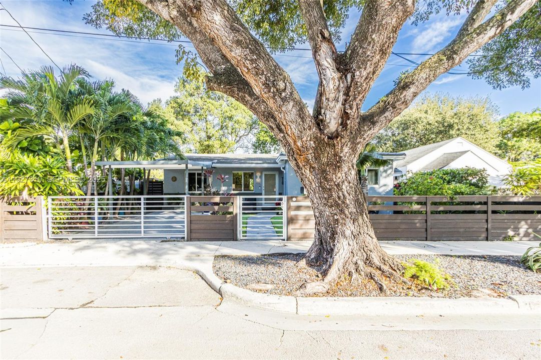 For Sale: $879,000 (3 beds, 2 baths, 1461 Square Feet)