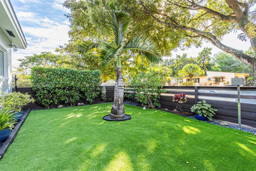 For Sale: $879,000 (3 beds, 2 baths, 1461 Square Feet)