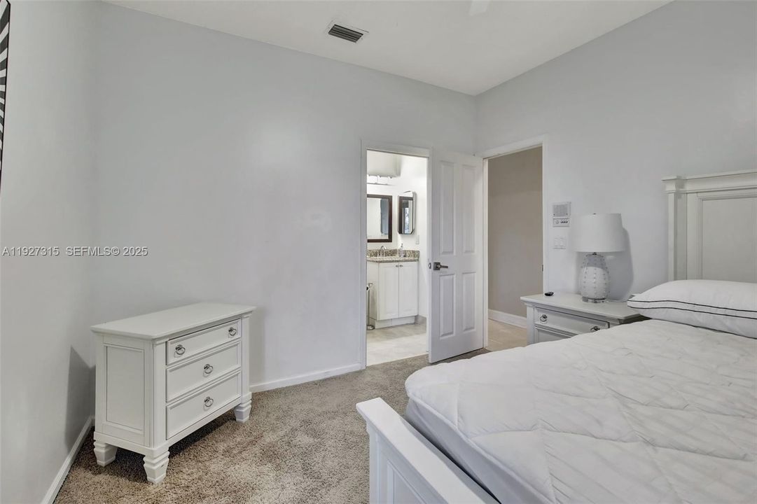 出租: $11,500 (5 贝兹, 3 浴室, 3440 平方英尺)