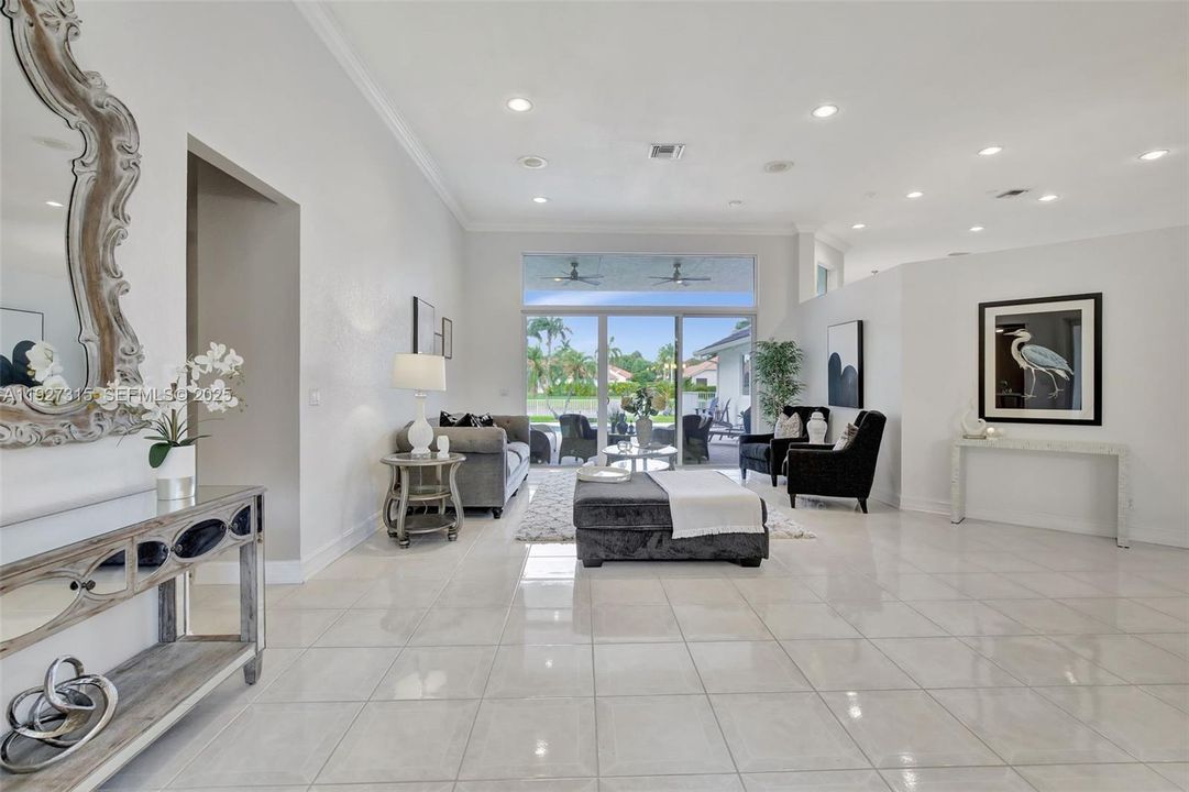 出租: $11,500 (5 贝兹, 3 浴室, 3440 平方英尺)