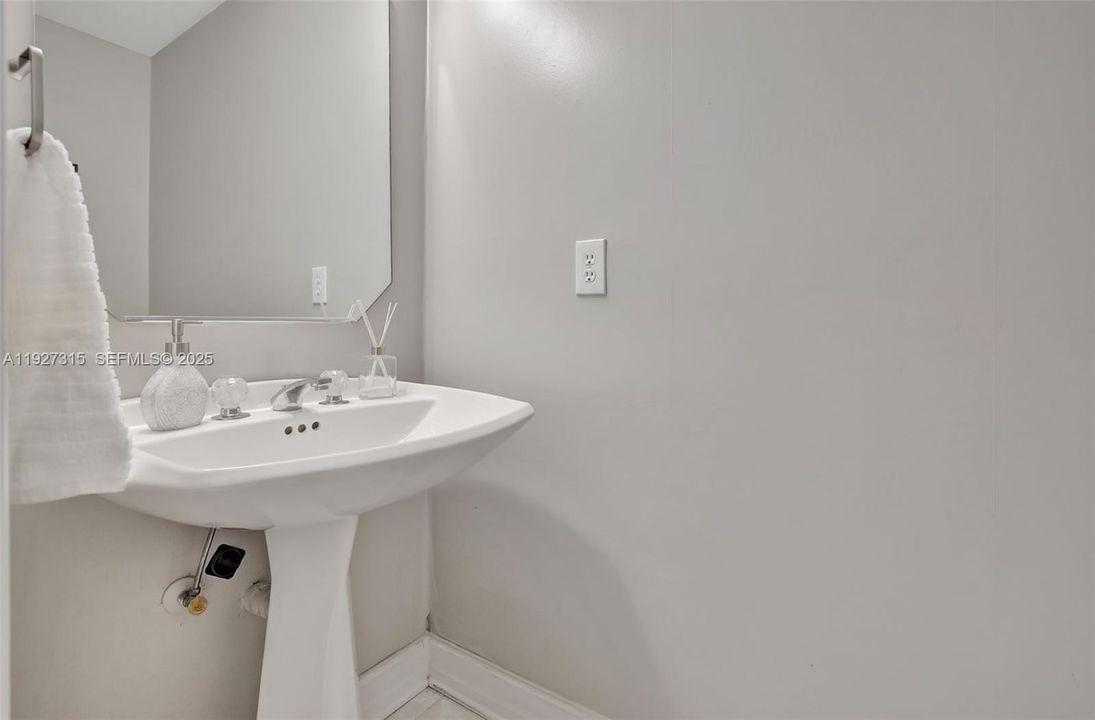 出租: $11,500 (5 贝兹, 3 浴室, 3440 平方英尺)