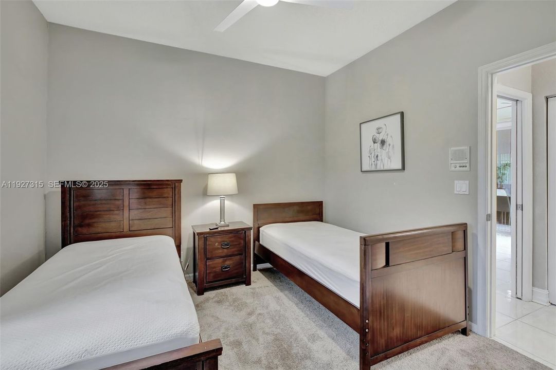 出租: $11,500 (5 贝兹, 3 浴室, 3440 平方英尺)